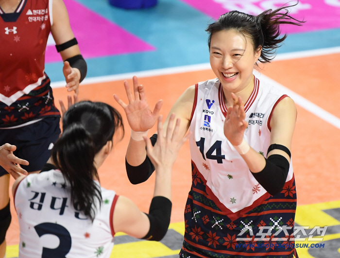  Yang Hyojin is happy after scoring