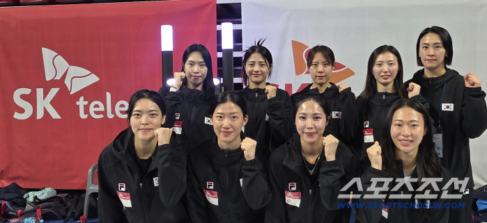 You can play Fleur! Oh Ha-na, coach of the national team, missed the medal at home, and Choi Shin-won, president of the Fencing Association, cheering for the first row 