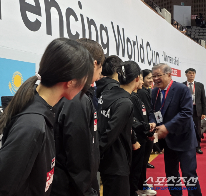 You can play Fleur! Oh Ha-na, coach of the national team, missed the medal at home, and Choi Shin-won, president of the Fencing Association, cheering for the first row 
