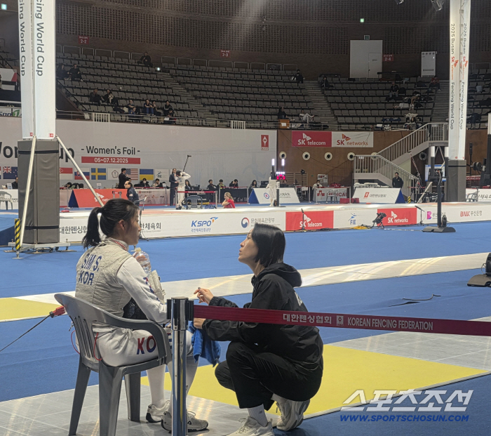 You can play Fleur! Oh Ha-na, coach of the national team, missed the medal at home, and Choi Shin-won, president of the Fencing Association, cheering for the first row 