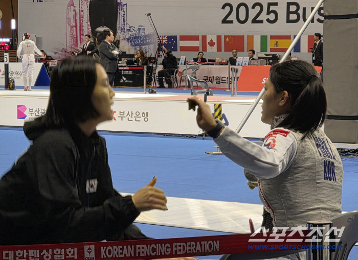You can play Fleur! Oh Ha-na, coach of the national team, missed the medal at home, and Choi Shin-won, president of the Fencing Association, cheering for the first row 