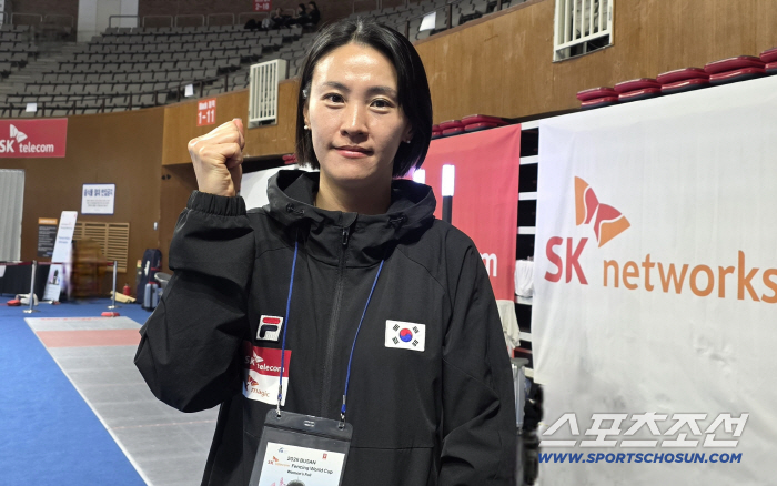 You can play Fleur! Oh Ha-na, coach of the national team, missed the medal at home, and Choi Shin-won, president of the Fencing Association, cheering for the first row 