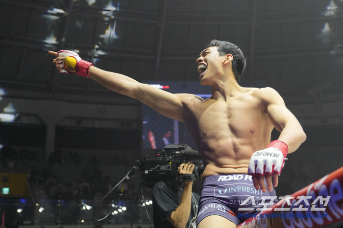 A Brazilian powerhouse falls with a middle kick. Yoon Tae-young became the first champion of FC welterweight