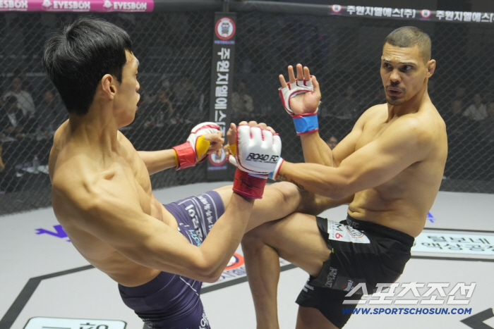 A Brazilian powerhouse falls with a middle kick. Yoon Tae-young became the first champion of FC welterweight