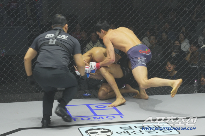 A Brazilian powerhouse falls with a middle kick. Yoon Tae-young became the first champion of FC welterweight