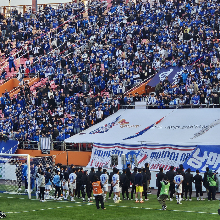  I'll take care of the director Coach Byun Sung-hwan, who failed to be promoted for the second consecutive year, tearfully expressed his intention to resign