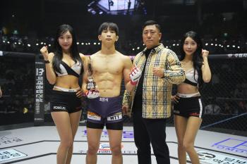 Chairman Jung Won-soo of Uljin-gun MMA General Association presented a trophy to Choi Eun-seok, who won. 