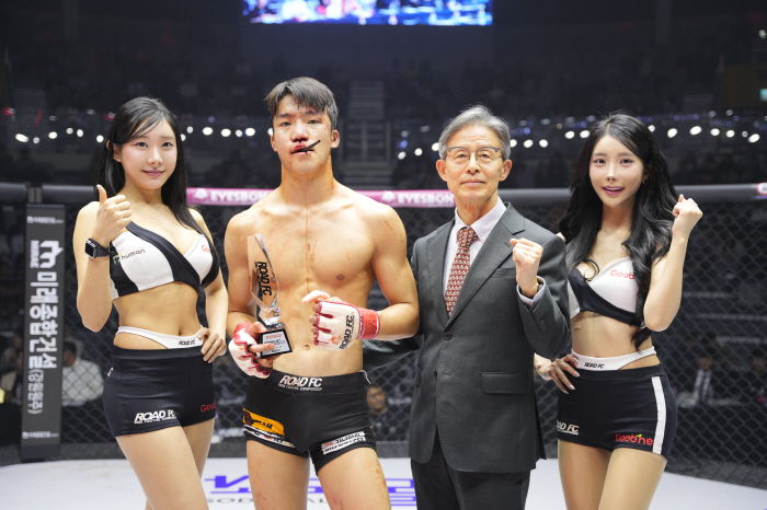 Director Jung Woo-moon of Jung Hospital presents a trophy to Kim Ji-kyung who won 