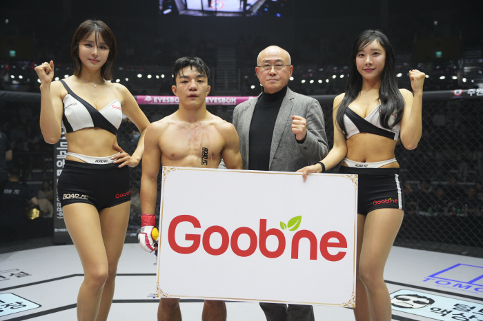 GN Food China Branch CEO Kim Young-chul awards trophy to Cho Joon-gun who won 