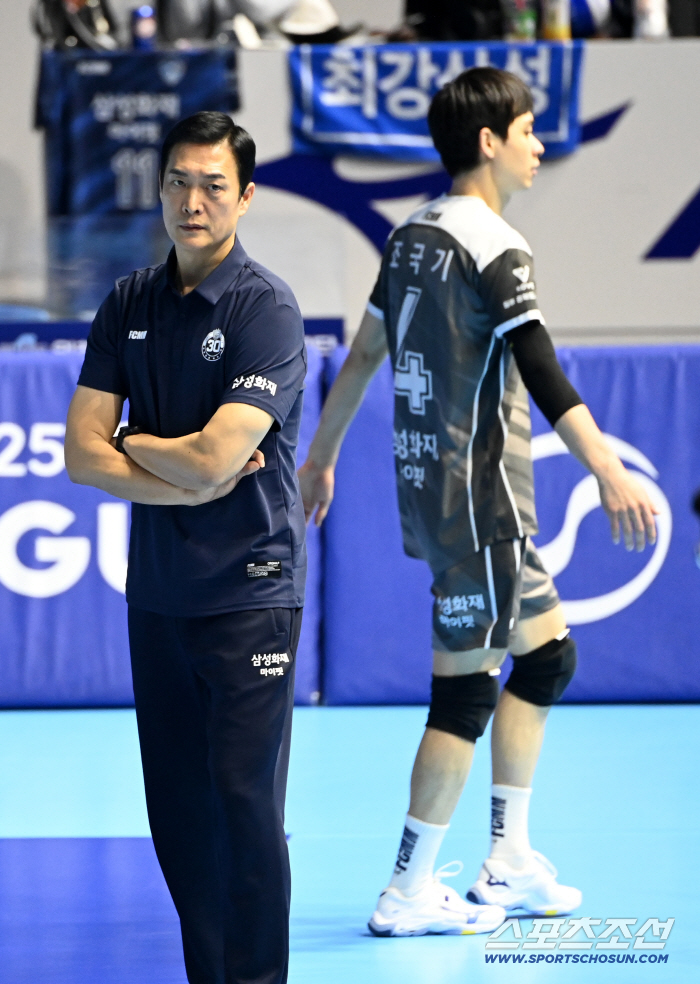 I can't get over the hump. Dark age for 8 years, I can't see an exit...The sigh of the head coach for seven consecutive losses after deuce's bloody battle