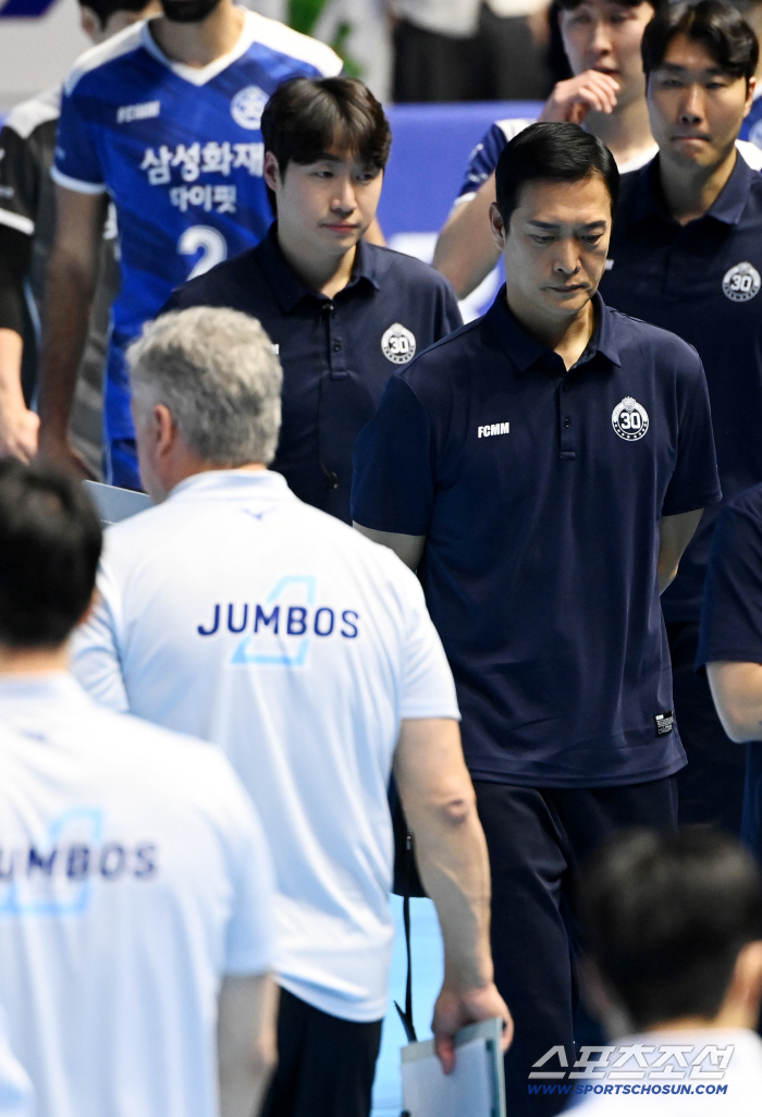 I can't get over the hump. Dark age for 8 years, I can't see an exit...The sigh of the head coach for seven consecutive losses after deuce's bloody battle