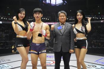 International Rotary RPIC President Hong Kwang-pyo Awards Trophy to Win Chun Seung-moo 