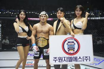 Jung Seung-hwan, team leader of Ju Won-GLS, awards trophy to champion Duiseyev 