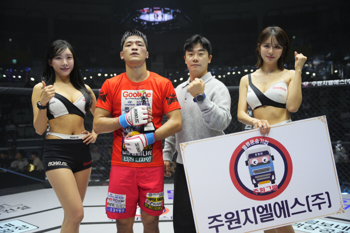 Lee Jin-young, head of Ju Won-GLS, awards the trophy to Kim Min-hyung who won 