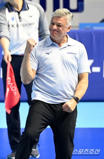  Director Zoto clenches his fist at Jung Ji-seok's score