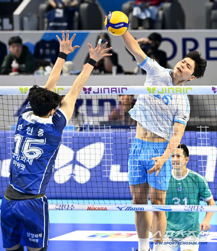  Jeong Han Yong hits in front of the block