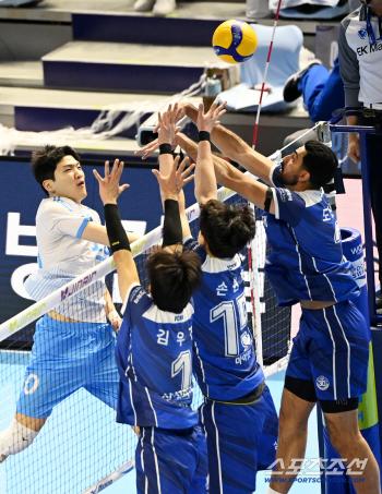  Jung Ji-seok and three blockers face-to-face collision