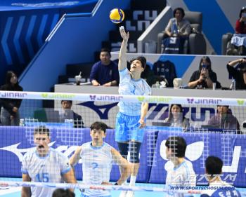  KIM KYUMIN tries to serve