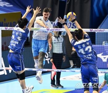  Russell hits me even if I block him