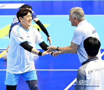  Yoo Kwang-woo successfully blocks and high-fives with coach Zoto