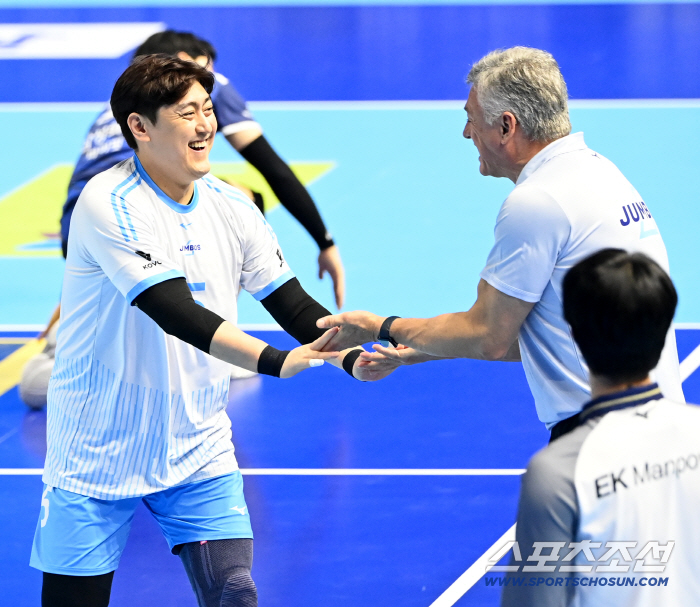  Yoo Kwang-woo successfully blocks and high-fives with coach Zoto