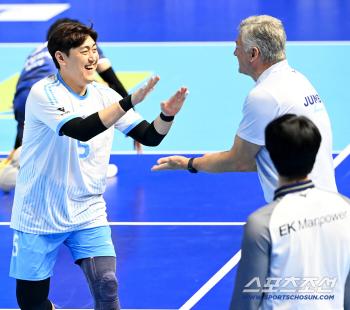  You successfully blocked Yoo Kwangwoo. Did you see the director?