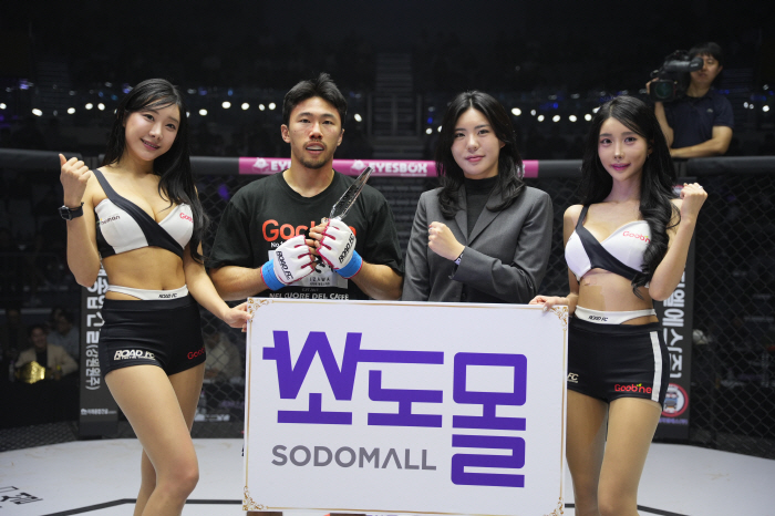 Sodo Mall Deputy Director Kang Hye-yeon Awards Trophy to Winning Chanhoon Park 