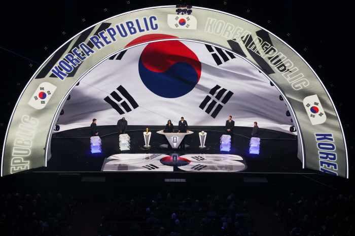 Taeguk Warriors are always over the limit Chairman Chung Mong-gyu's miraculous message of support for the North Korea-China U.S. World Cup...Director Hong Myung-bo is the best. There's no easy opponent