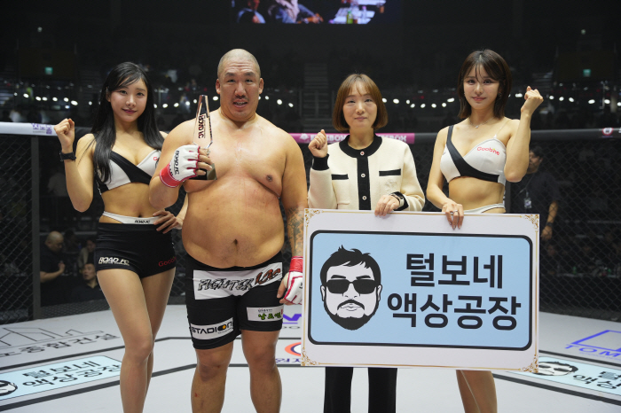 Team leader Oh Ha-na of Furbonne Liquid CRM awards trophy to winning Heo Jae-hyuk 