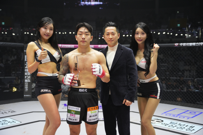 Wonju MMA General Association President Kim Tae-wi awards the trophy to the victorious Jo Su-hwan 