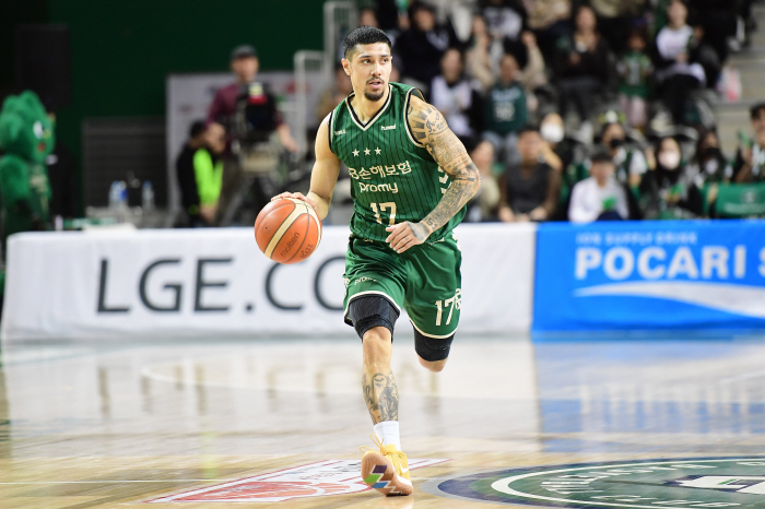 Albano worked it out DB wins 8277 back to Hyundai Mobis...Hyundai Mobis has lost six consecutive games, jumping to third place jointly in the DB