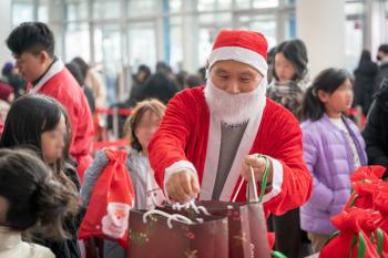 Children's laughter, so that it can continue... Kim Young-chan, chairman of the Santa Transformation Golf Zone Cultural Foundation, has been sharing for 15 years