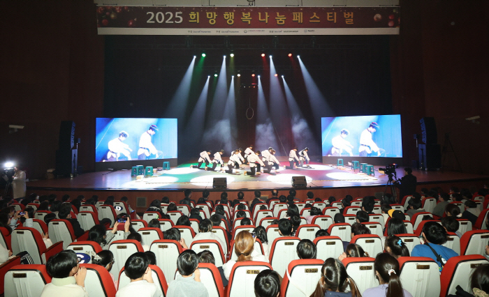 Children's laughter, so that it can continue... Kim Young-chan, chairman of the Santa Transformation Golf Zone Cultural Foundation, has been sharing for 15 years