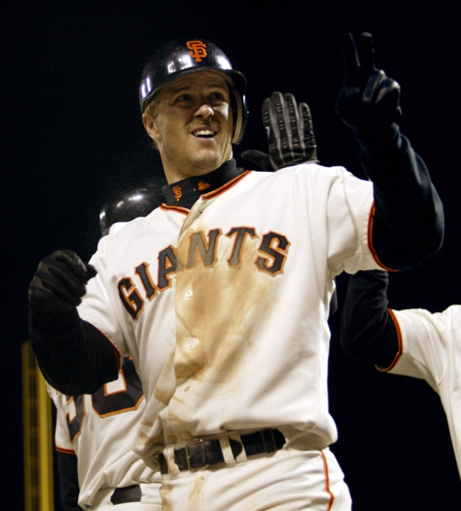 Jeff Kent, the strongest second baseman in MLB history, entered the HOF (Hall of Fame) after 17 years of retirement. Bones Clemens failed again