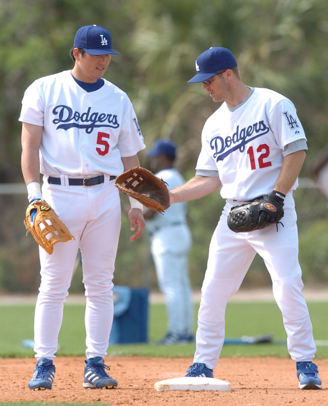 Jeff Kent, the strongest second baseman in MLB history, entered the HOF (Hall of Fame) after 17 years of retirement. Bones Clemens failed again