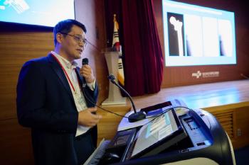Medical director Moon Nam-hoon of Busan Himchan Hospital announces hip joint surgery strategy at the training lecture of the hospital practitioner