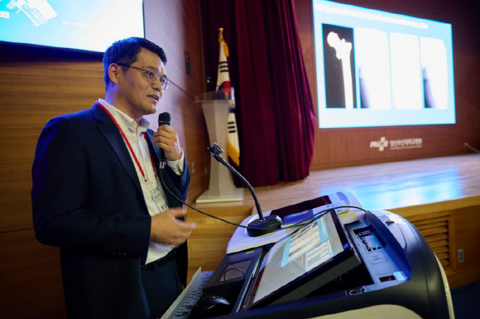 Medical director Moon Nam-hoon of Busan Himchan Hospital announces hip joint surgery strategy at the training lecture of the hospital practitioner