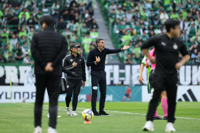  Jeonbuk Gus Foye resigns and dreams of coming back with a smile