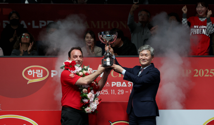 Spanish legend Sanchez stands tall as a PBA legend. Winning 2 consecutive tours in 26 days