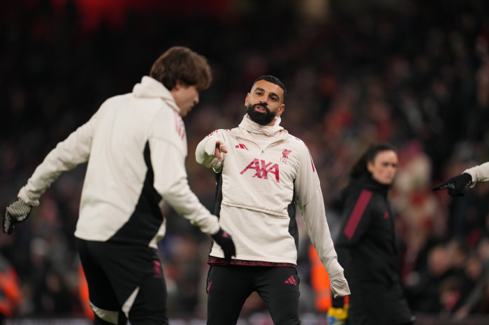 The worst bomb interview in EPL history Salah, Slot sniping interview → Egyptian king ♥ Did he cross the river with Liverpool that he will never return