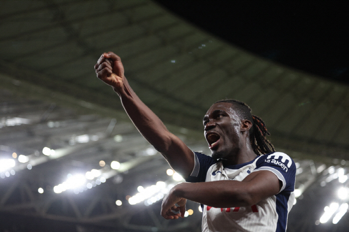 Ahead of Son Heung-min's surprise visit, interest in shock events explodes! Tottenham is busy too. Busy! Case investigation → Sonny's mural is being completed