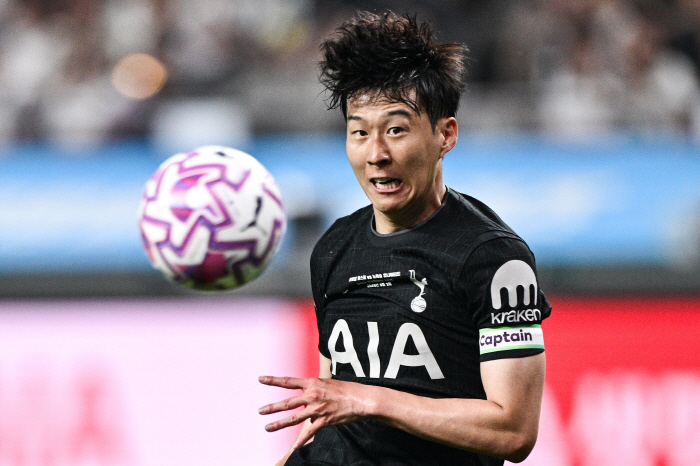 Ahead of Son Heung-min's surprise visit, interest in shock events explodes! Tottenham is busy too. Busy! Case investigation → Sonny's mural is being completed