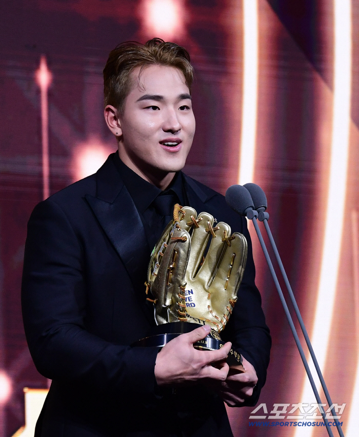 Google in the Outfielder category, again unpredictable this year! Ahn Hyun Min-gu, Ja-Wook Reyes Award...Kim Sung Yoon came in 4th place
