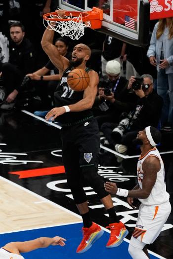 Govere, who was hit in the head, left the opponent's waist price. Aftermath of Govere vacancy, unexpected loss to Minnesota, Phoenix