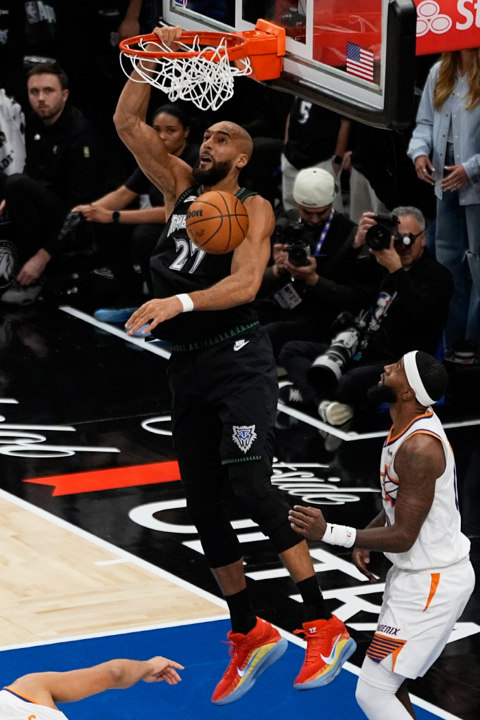 Govere, who was hit in the head, left the opponent's waist price. Aftermath of Govere vacancy, unexpected loss to Minnesota, Phoenix