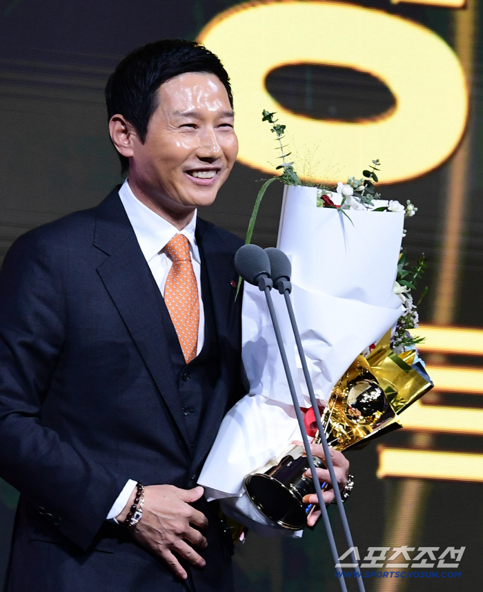 Grateful to his wife who supported him for 31 years, Serenade of Ryeo-ryang received the first director's award