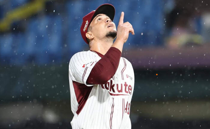 Hanwha, which left all of Poncewa, confirmed a two-year contract to see if they missed Taiwan's calm MVP