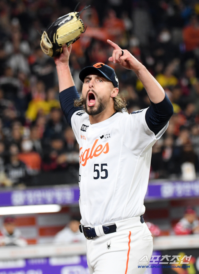 Hanwha, which left all of Poncewa, confirmed a two-year contract to see if they missed Taiwan's calm MVP
