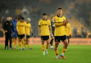 Hwang Heechan, etc. You guys don't deserve to wear uniforms! 13 losses out of 15 games → Worst team ever Wolverhampton fan outcry  cheering boycott...14 crushing defeat to Manchester United 