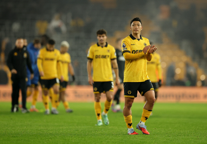 Hwang Heechan, etc. You guys don't deserve to wear uniforms! 13 losses out of 15 games → Worst team ever Wolverhampton fan outcry cheering boycott...14 crushing defeat to Manchester United